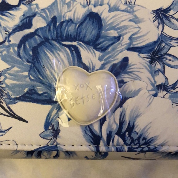 Betsey Johnson XOSYBIL-1 Blue Multi Toile Floral Print Flap Crossbody Bag NWT - Picture 6 of 16